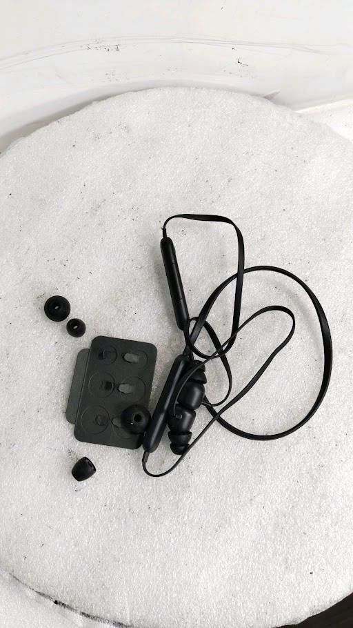 Beats Flex Wireless Earphones along with extra eartip options CT00192