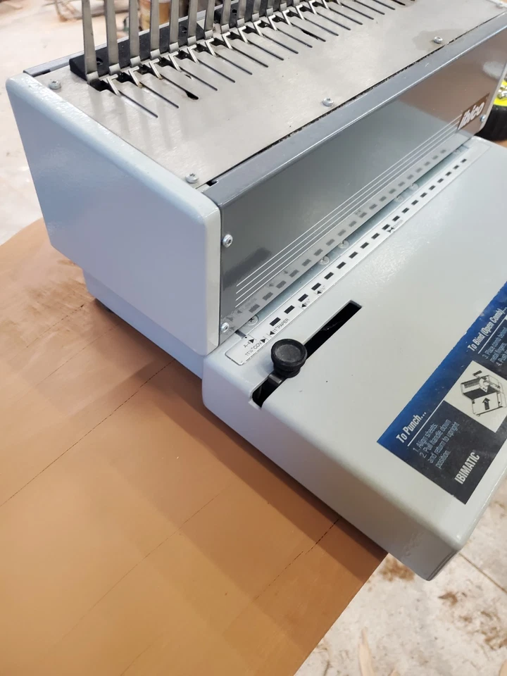 Ibico Ibimatic 重型光滑梳装订机 手动打孔 CH-8212 灰色 — 第 3/4 张图片