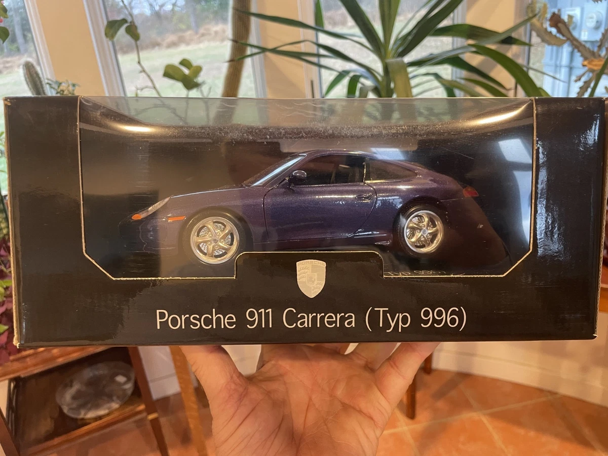 DV10333 BURAGO 1/18 PORSCHE 911 CARRERA VERT