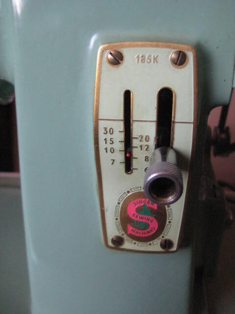 VINTAGE MINT GREEN SINGER 185K SEWING MACHINE WITH CASE and