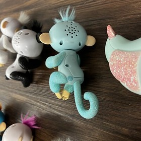 READ Fingerlings  Lot of 8 Monkey, Glitter Panda, Untamed Raptor