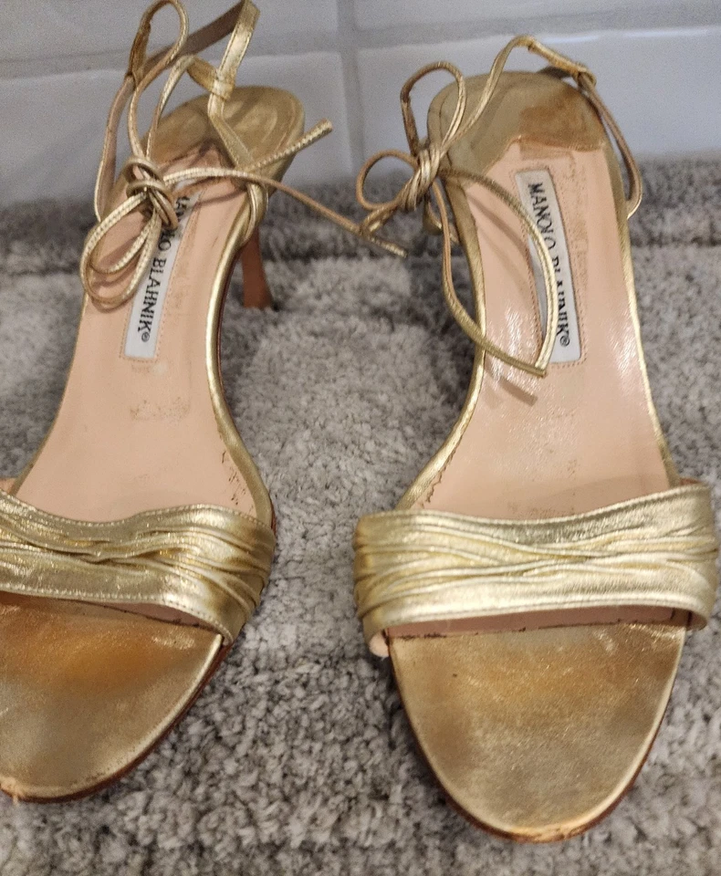 AUTÉNTICAS Sandalias Manolo Blahnik Metálicas de Cuero Dorado con Tiras Tacones 38 1/2 Foto 2 de 4