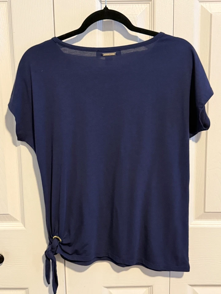 Blusa feminina Michael Kors azul marinho algodão detalhe de gravata na lateral tamanho pequeno em excelente estado usado - Imagem 3 de 4