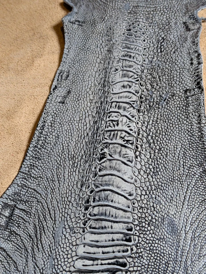 Char de cuero genuino con patas de avestruz | Piel bronceada exótica para carteras, correas de reloj Foto 4 de 4