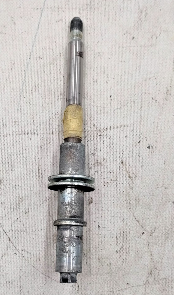 PERNO RUOTA ANTERIORE ( 29.000 KM )- SUZUKI SL 650 SAVAGE ANNO 1986 AL 1992