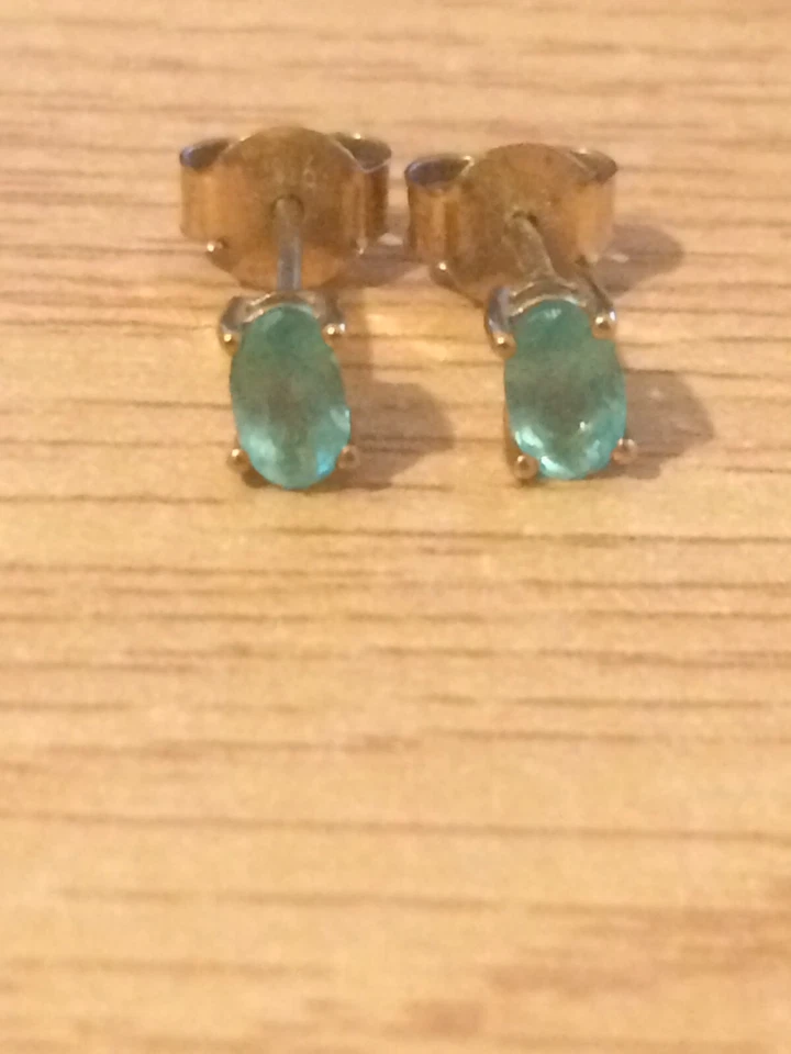 Винтажные серьги-гвоздики из желтого золота 9 карат с одним изумрудом с полным клеймом - Изображение 3 из 4