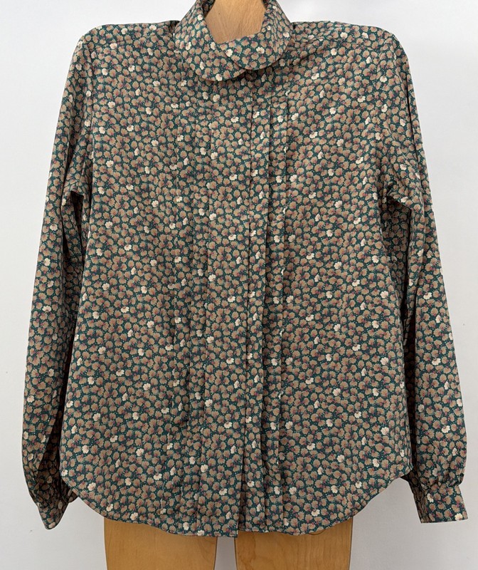 Foxcroft for Women ButtonUp Shirt Wrinkle Free Long Sleeve Classic Fit Sz8 pleat