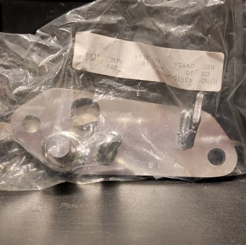 BRACKET, FRONT FOOTREST RH