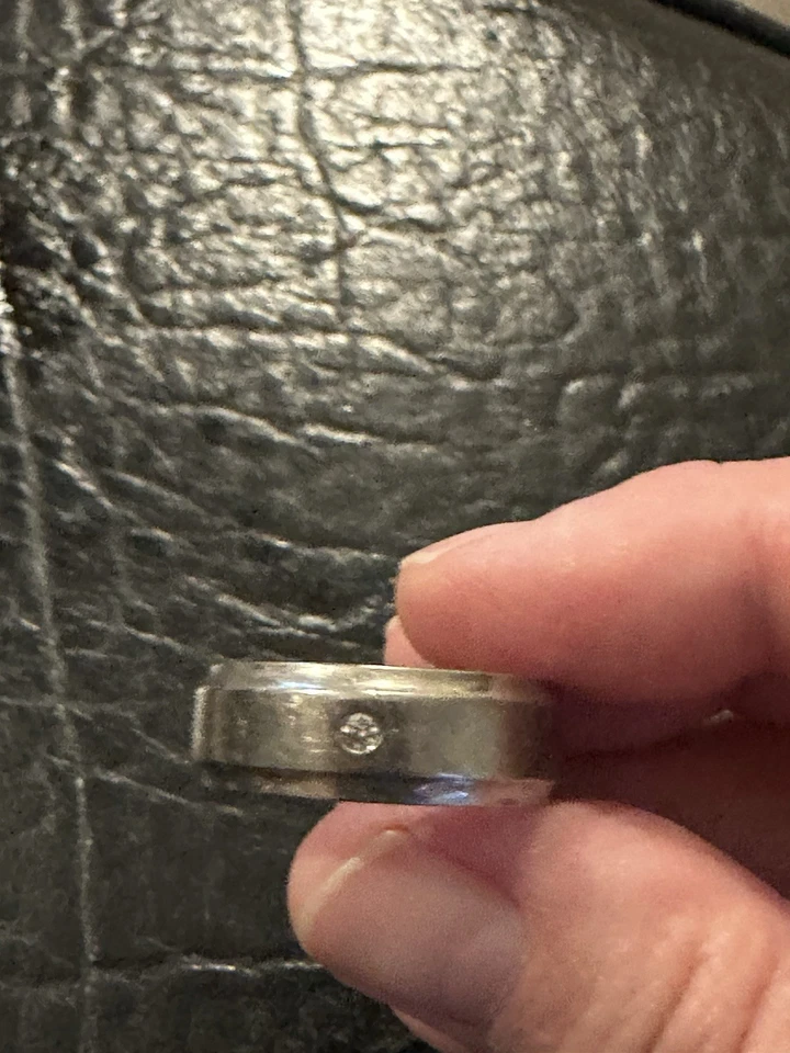 Anillo de alianza de boda con acento de circonita cúbica de titanio para hombre, ajuste cómodo talla 10 Foto 4 de 4