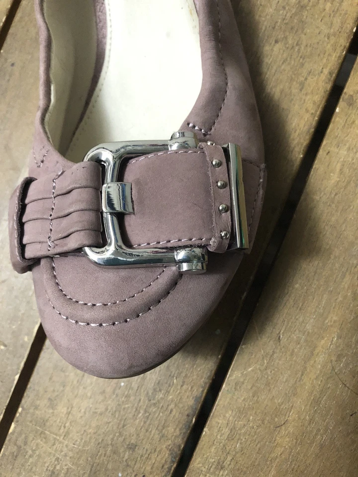 Zapatos de mujer GEOX EE. UU. 9 EUR 40 cuero púrpura gamuza ballet hebilla plana usados en excelente estado Foto 3 de 4