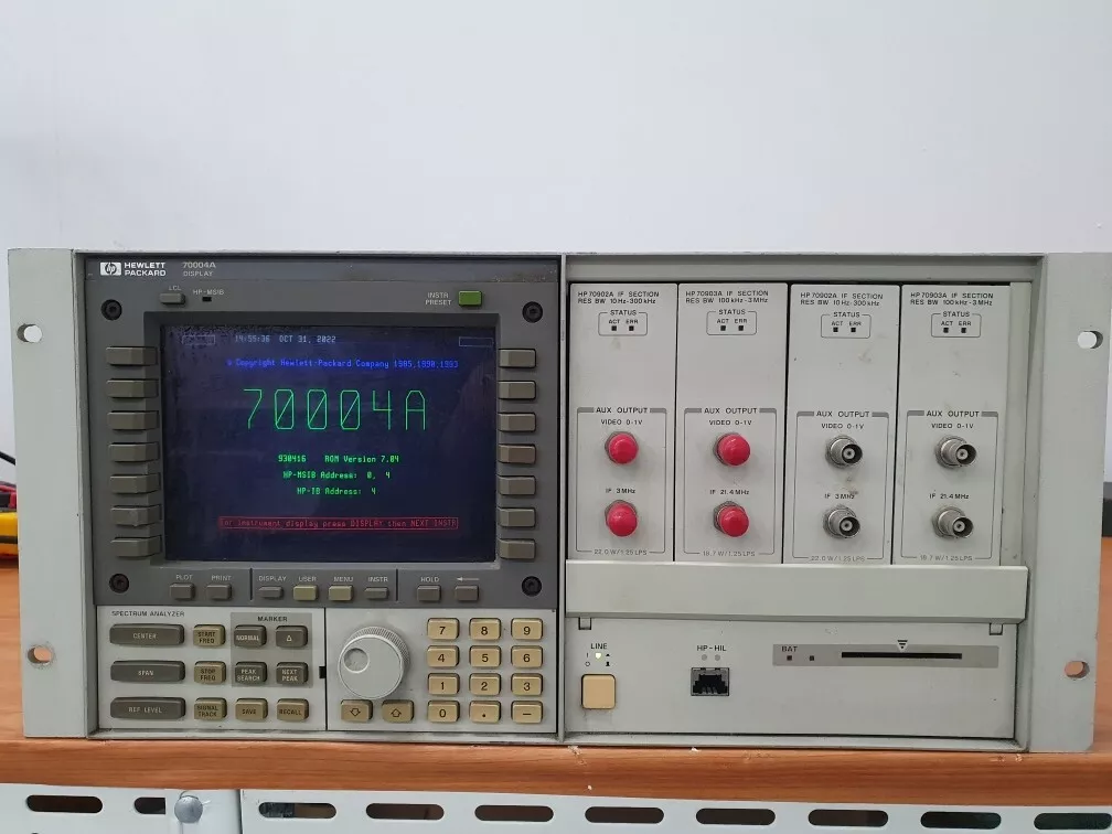 HP 70004A DISPLAY + 70900A LOCAL OSCILLATOR + 70902A IF SECTION +