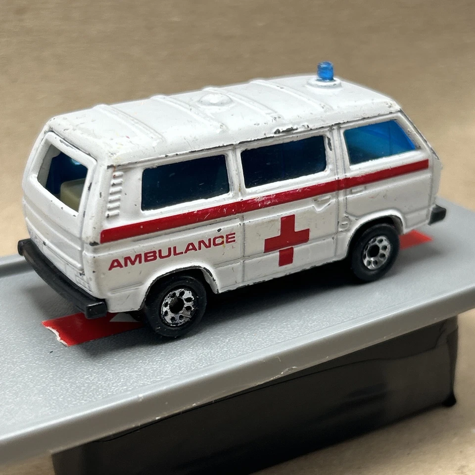 Ambulancia Matchbox Superfast 20 Volkswagen Transporter 1987 hecha en China SUELTA Foto 3 de 4