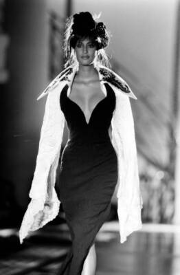 Yasmeen Ghauri model in a Atelier Versace fashion show 1993 Old Photo 11