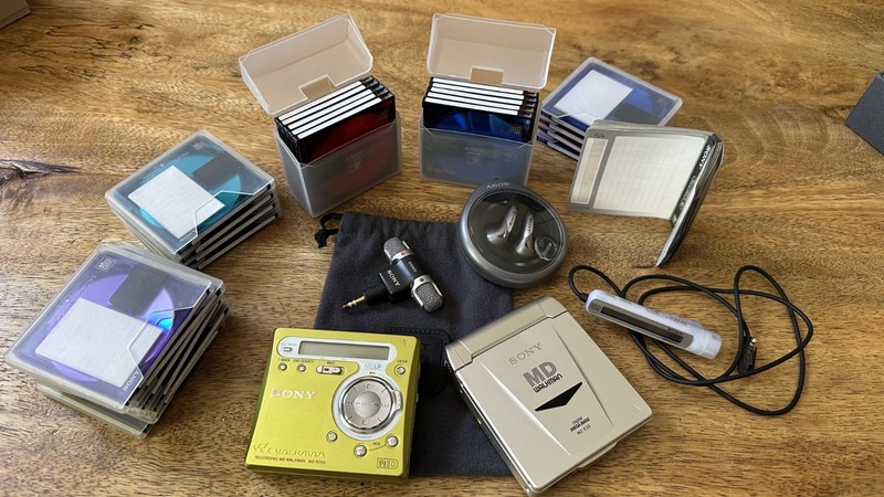 Sony MZ-R700 MiniDisc Recorder and MZ-E33 and 25 unused Sony MiniDiscs