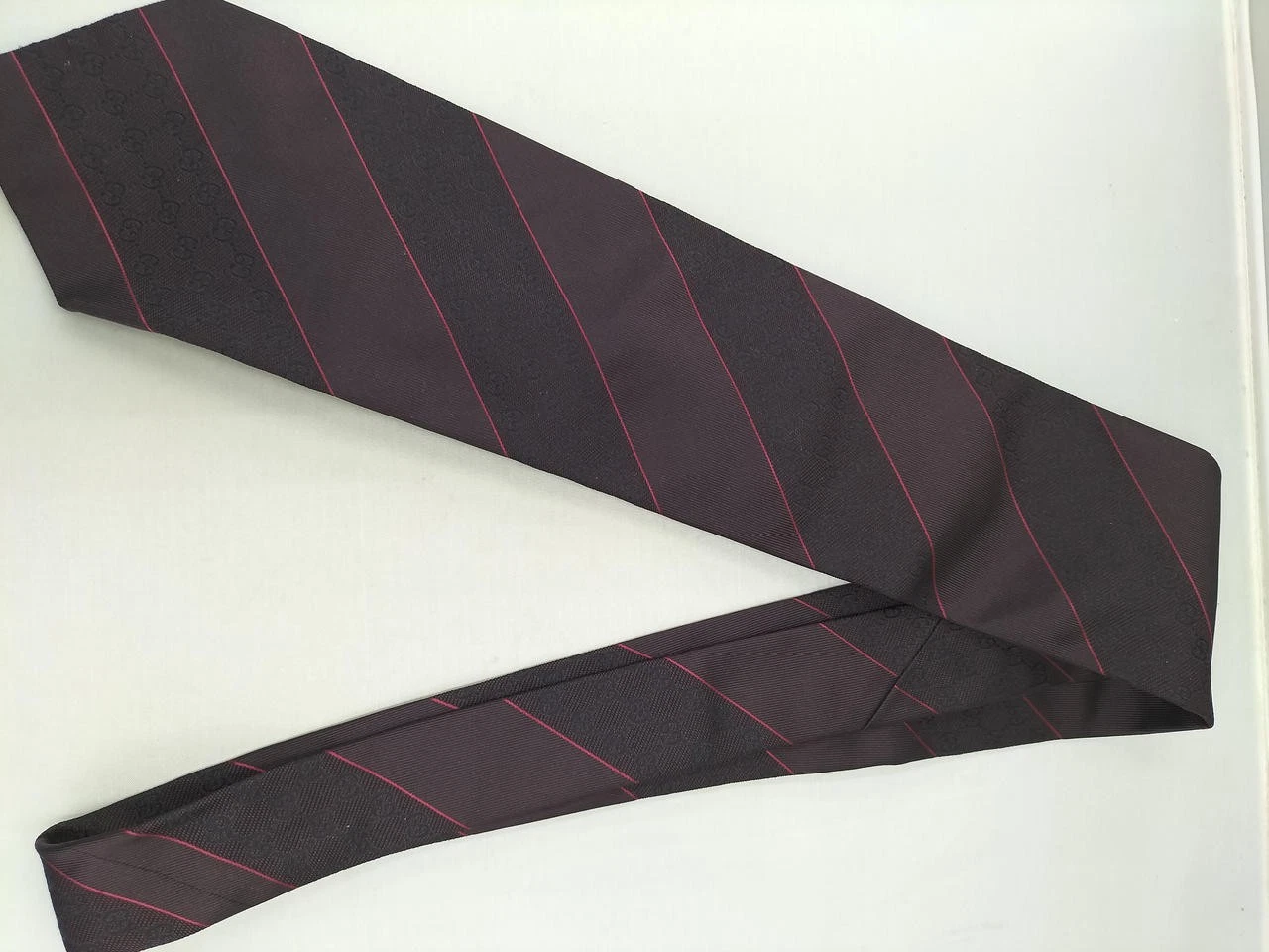 Accessoires de luxe Gucci rouge noir cravate soie