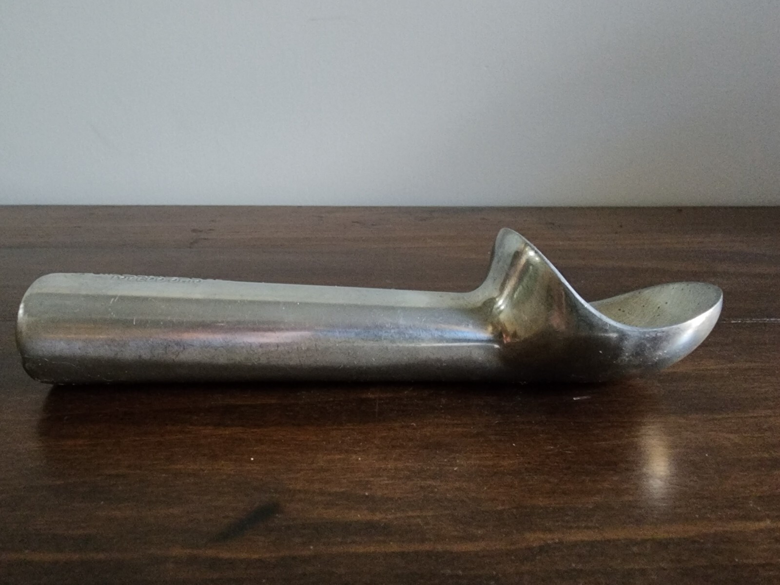 ZEROLL Ice Cream Scoop 20 Cast Aluminum Bakelite Butterscotch Knob