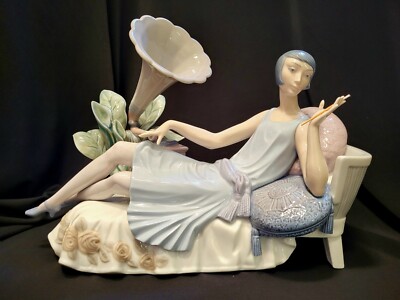 Lladro #5176 FUMANDO ESPERO Flapper-Style LADY On Divan 1982