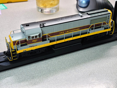 Locomotora diésel Bowser HO GE U25B Erie Lackawanna #2521 con sonido | Condition: Used