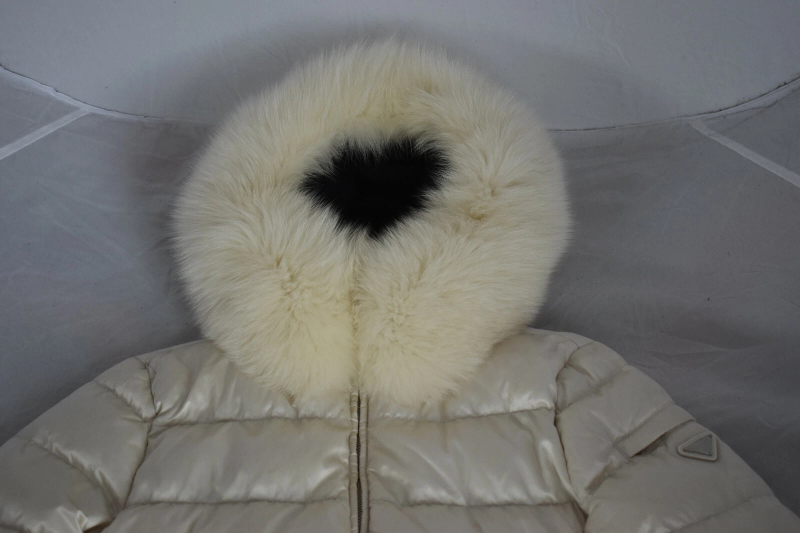 Giacca in pelliccia tinta Prada bianca trapuntata con cerniera e cerniera da donna IT42 UK10