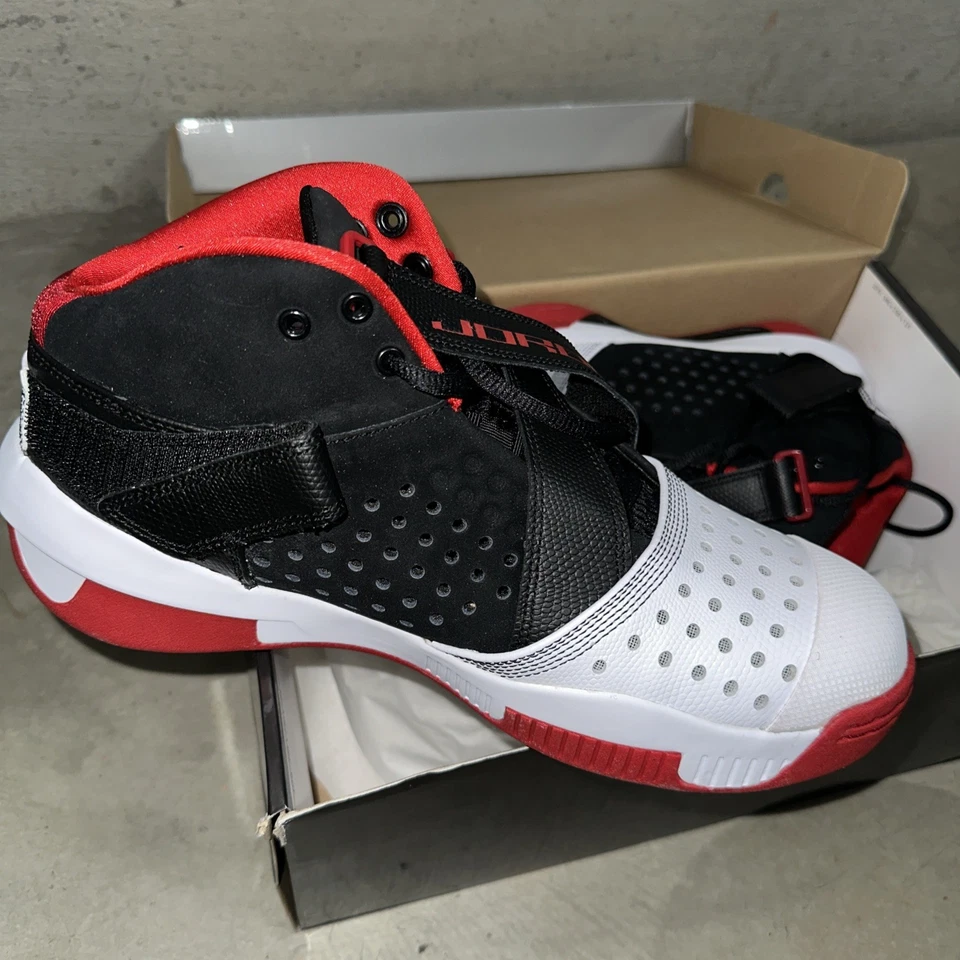 Talla 9.5 - Air Jordan 2010 Exterior Blanco Rojo Negro Hombres Zapatos de Baloncesto Nuevos en Caja Foto 2 de 4