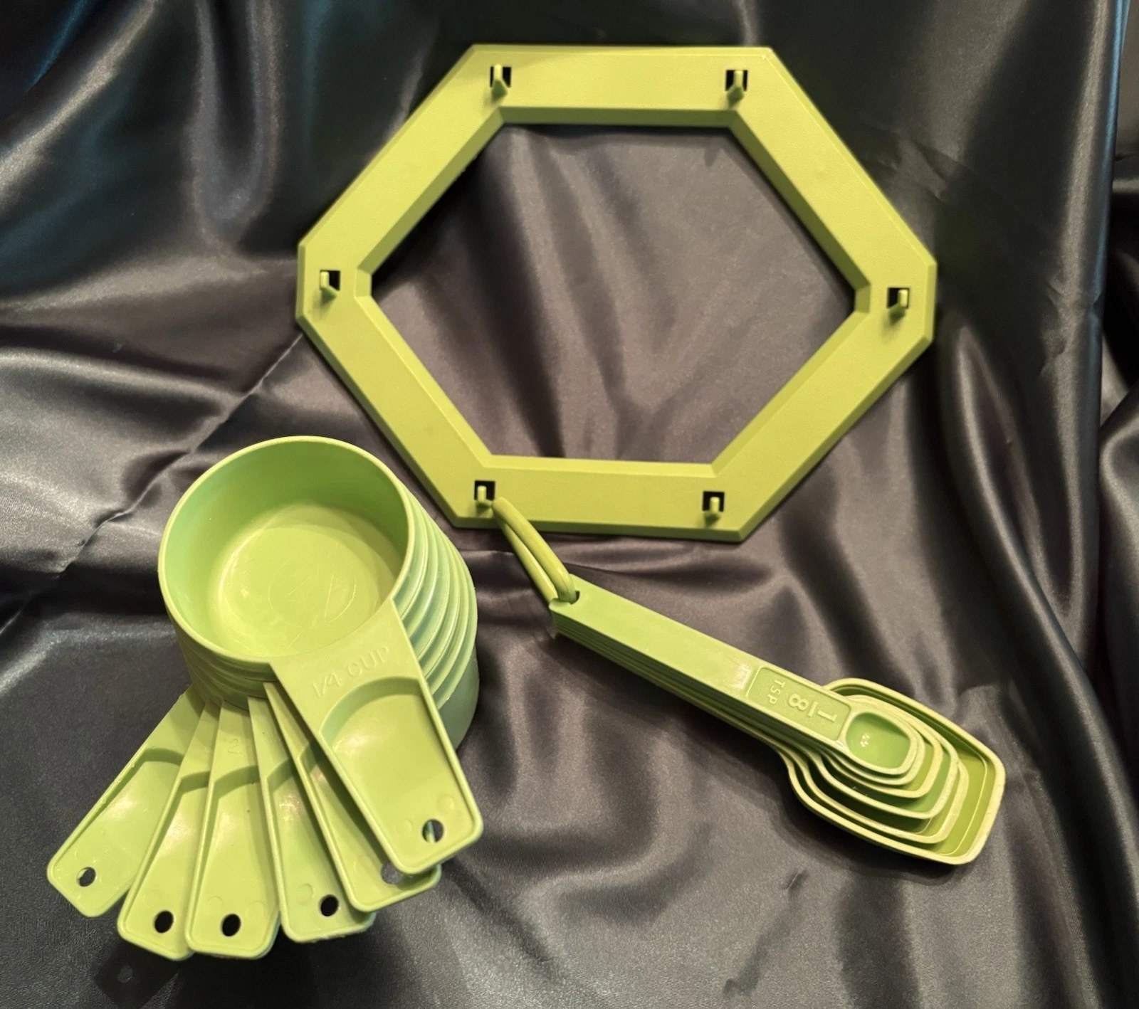 Vtg 14 Pc Lime Green Tupperware Measuring Cups + Rack & Measuring Spoons w Ring
Opens in a new windo