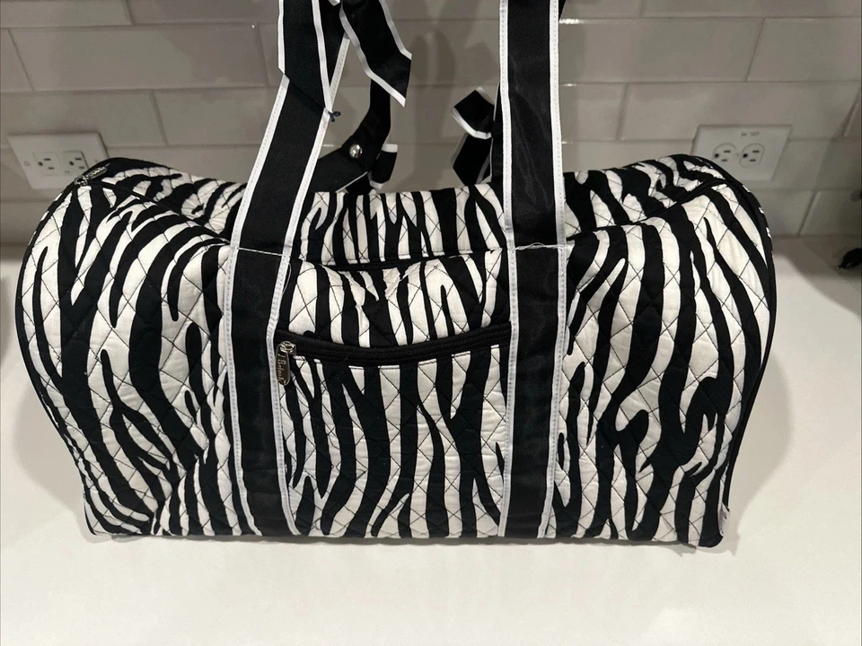 Bolsa de viagem Belvah acolchoada preta e branca com estampa de zebra preta rosa roxa BS1100 academia - Imagem 2 de 4