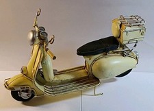 Scooter Vespa estilo retro aspecto envejecido crema