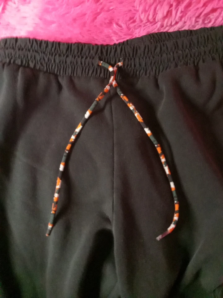 Pantalones de vellón Adidas Essentials BrandLove para hombre talla pequeña negros y naranjas Foto 2 de 4