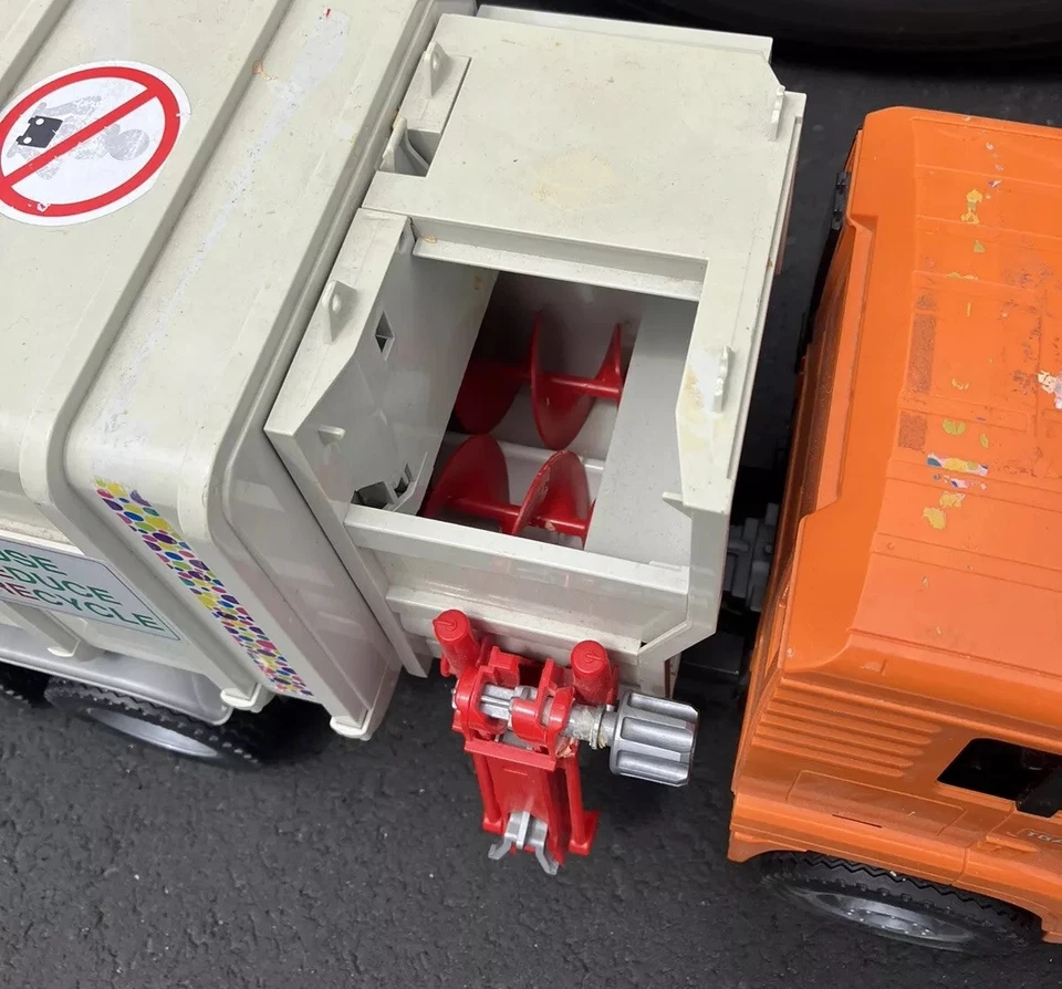 Bruder “MAN” Side-Loading Orange Garbage Recycle Truck Germany. 1 Yellow Bin - Image 2 of 4