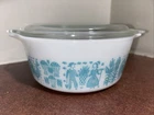 VINTAGE PYREX #472 AMISH BLUE BUTTERPRINT 1.5 PINT & LID EUC VIBRANT COLOR