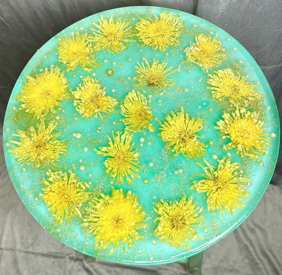 Taburete de madera con manchas de turquesa asiento acrílico con flores de crisantemo amarillo-perlas Foto 2 de 4