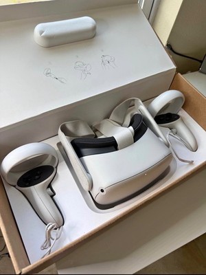 oculus quest 2 white it has 256GB and has two built in cameras an a buit in mic 