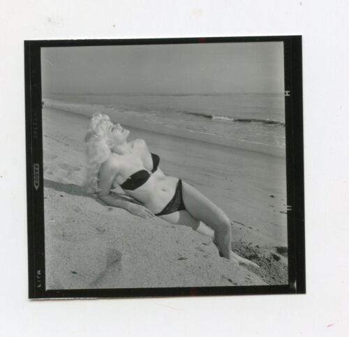 Original vintage photo beach women risque 1960s - Afbeelding 1 van 2