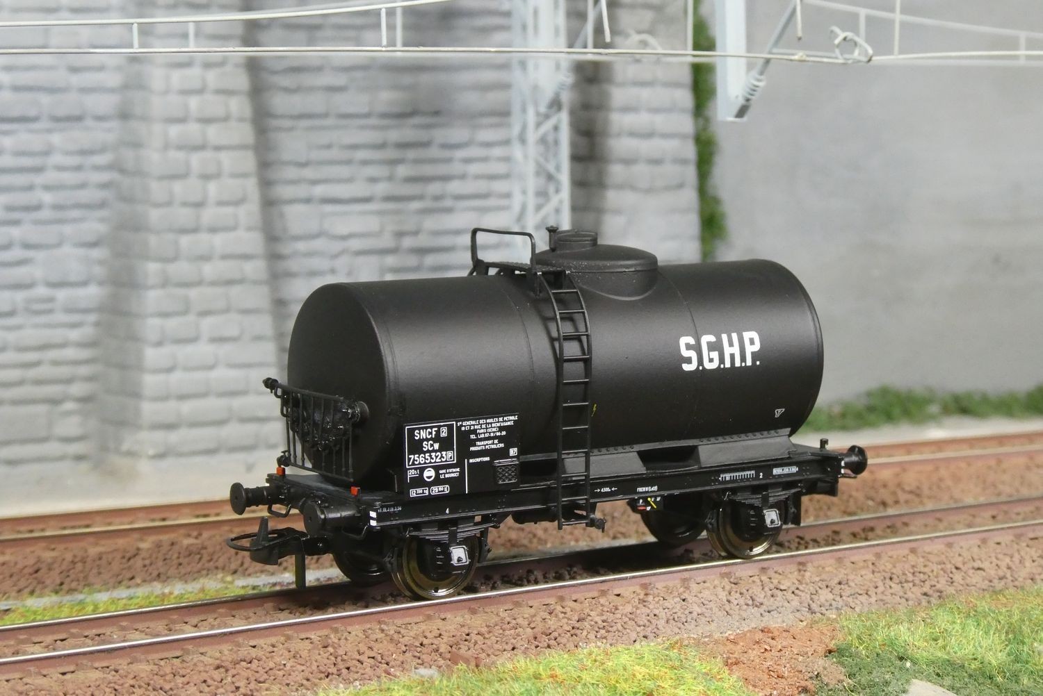 Wagon citerne Pétrol REE WB867 SNCF, idéal pour animer votre dépôt de carburant