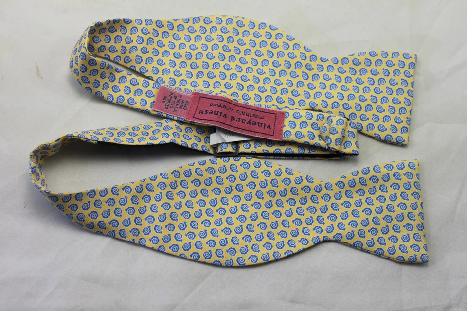 Pajarita Vineyard Vines para hombre caracol de mar amarillo $55 Foto 2 de 3