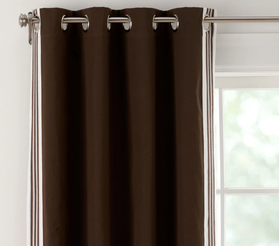 Panel de cortina opaco Pottery Barn Kids 44 x 96" con borde de lona marrón a rayas Foto 2 de 4