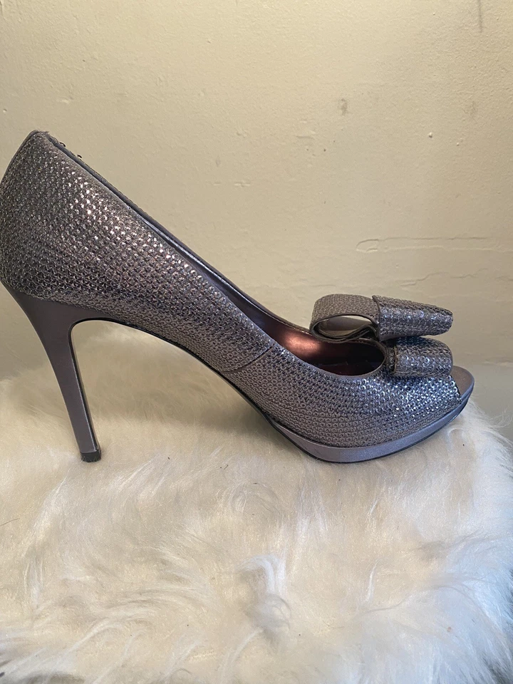 Moda Spana Metallic Grey Sparkle Bow Accent Open Toe Stiletto Pump Heel Sz 9 - Image 3 of 4