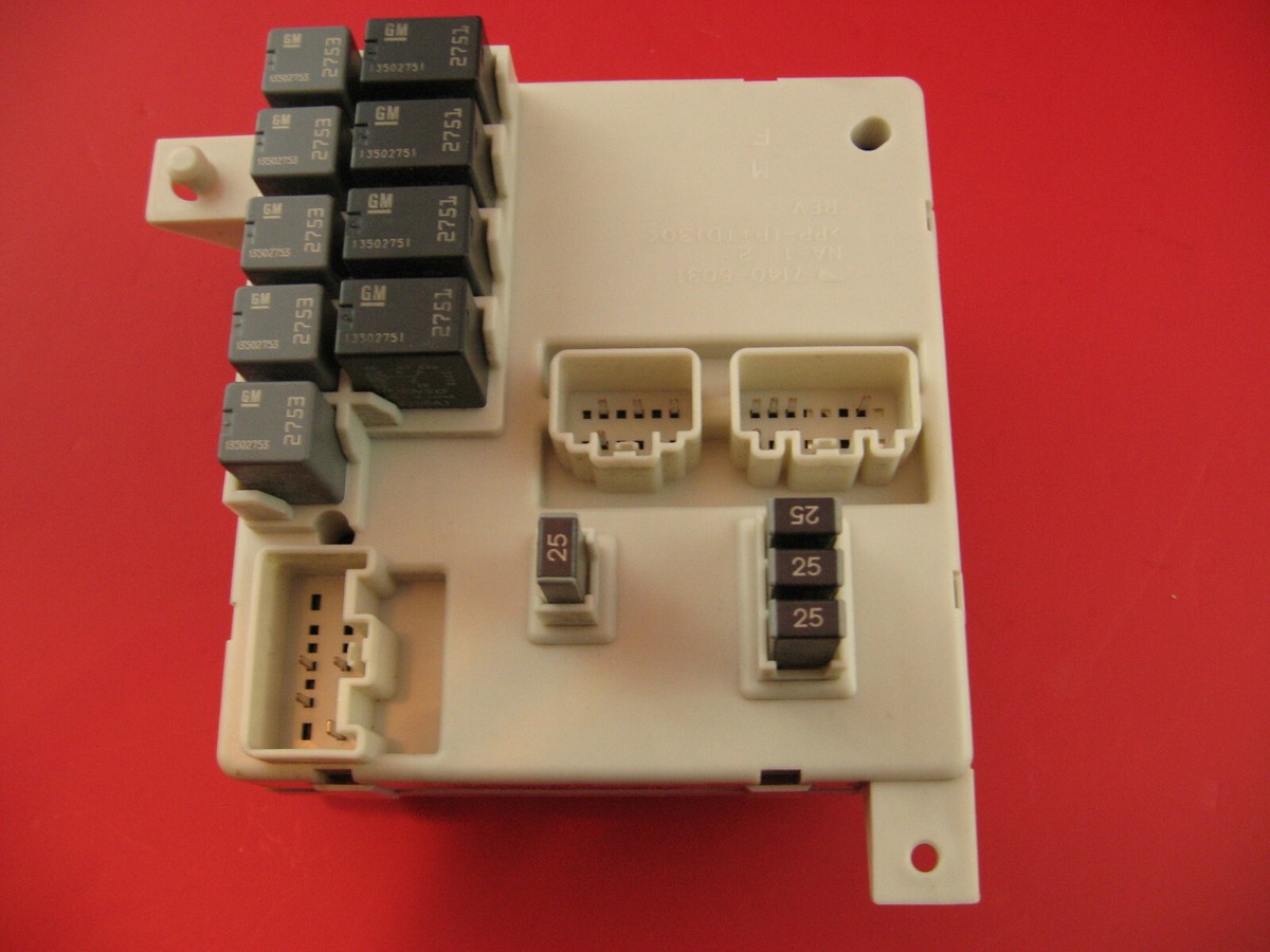 Cadillac CTS Fuse Block Box Assembly 2010 with fuses