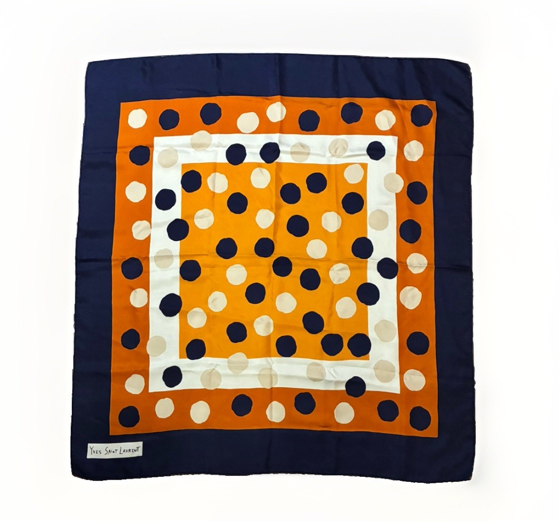 Bufanda de seda vintage Yves Saint Laurent azul marino naranja lunares cuadrada geométrica