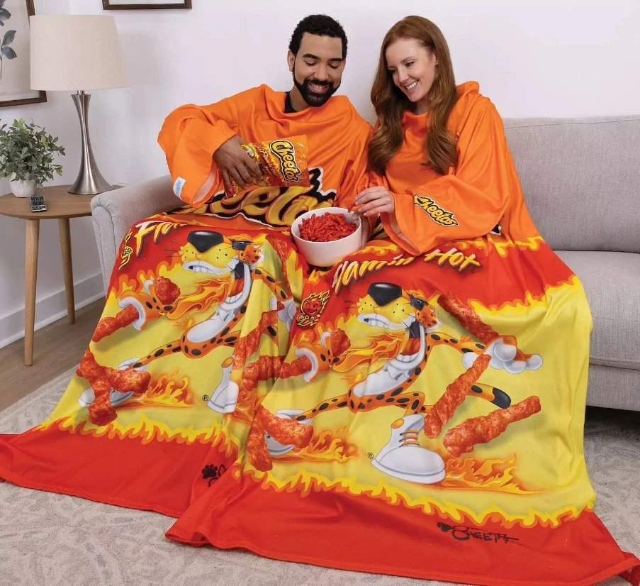 Носимое одеяло Snuggie Flamin' Hot Cheetos супермягкое флисовое - Изображение 3 из 4