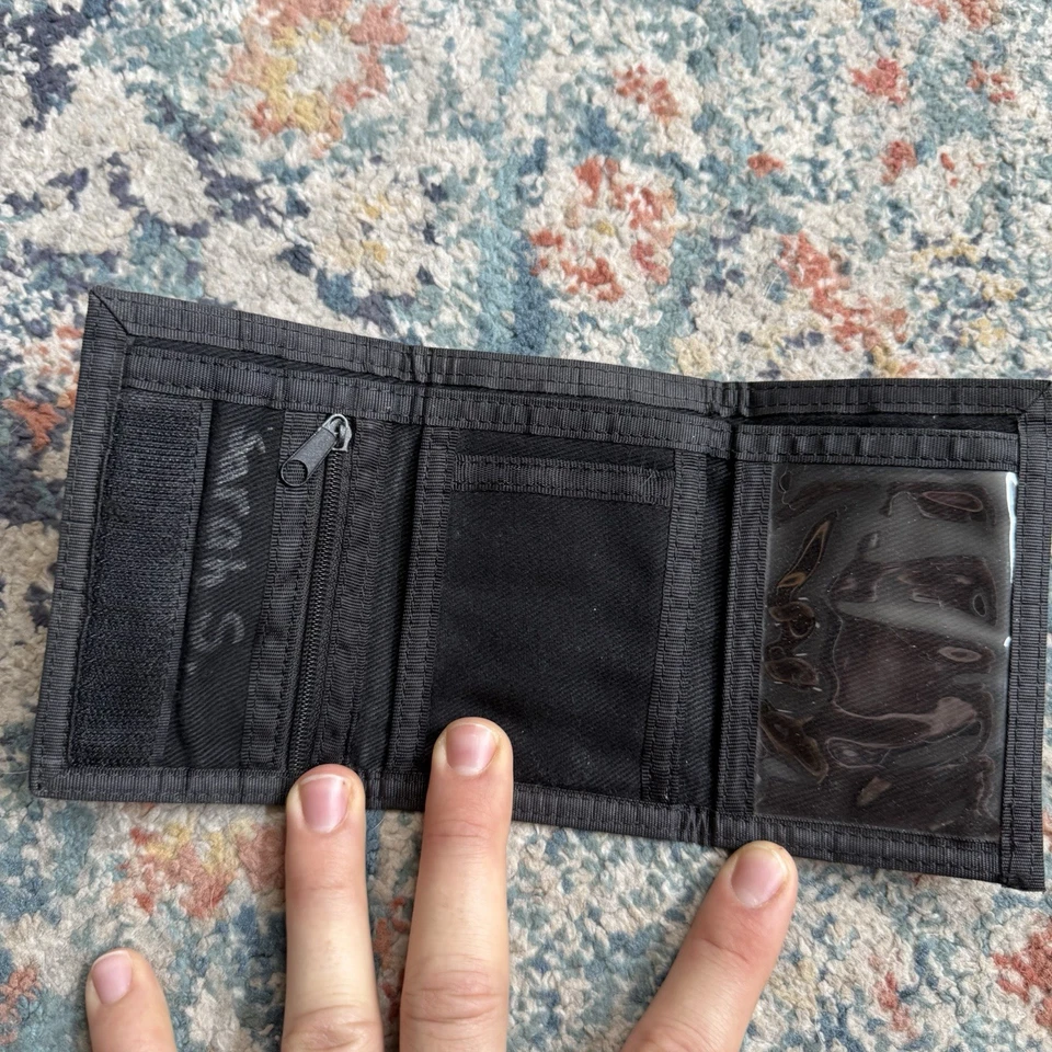 Cartera de nailon Hurley de colección triple pliegue con ventana de identificación y ranuras para tarjetas Foto 2 de 3