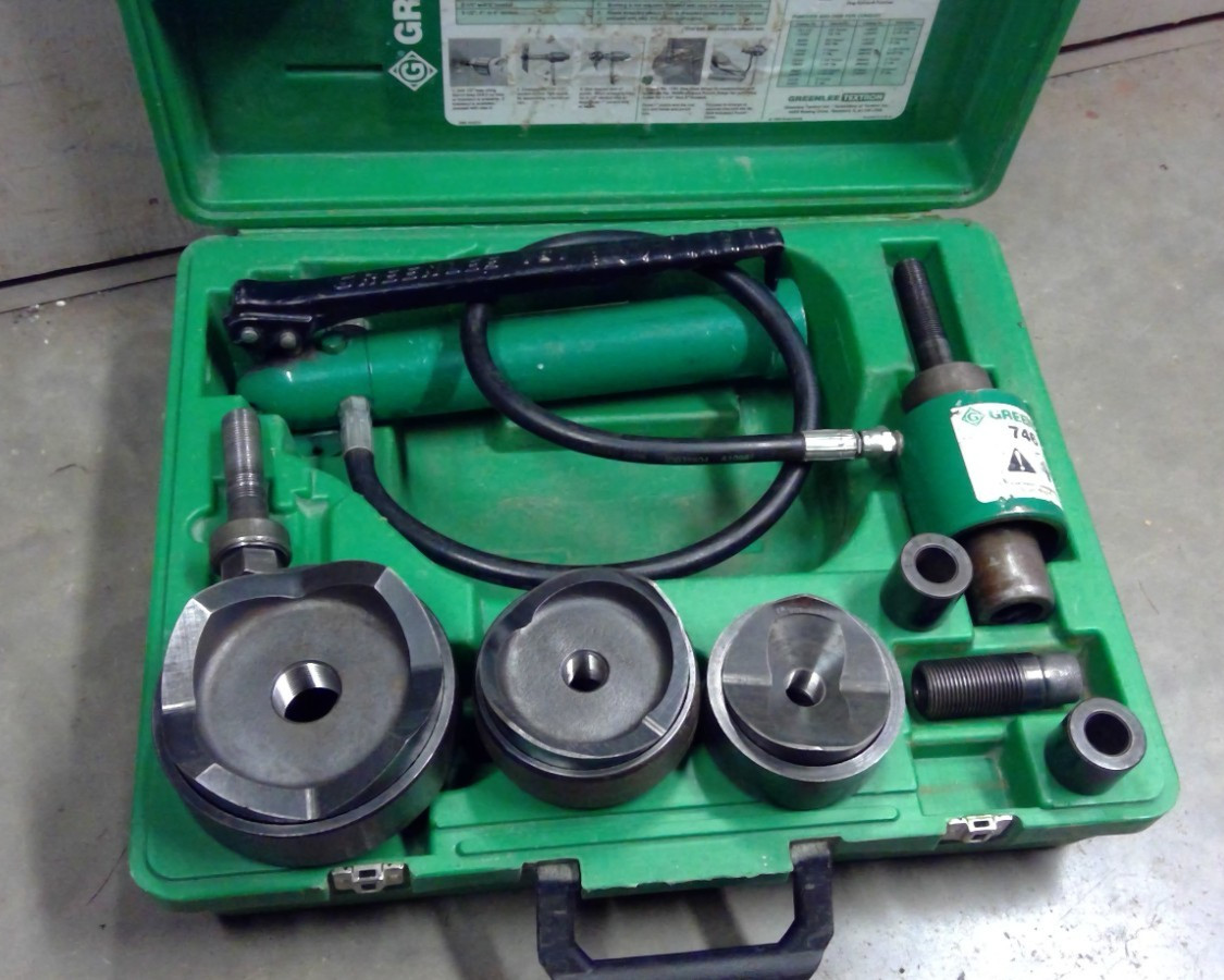 Greenlee 767 Hydraulic hand pump w Ram 746 & 4", 3", and 2 1/2" Knockouts case