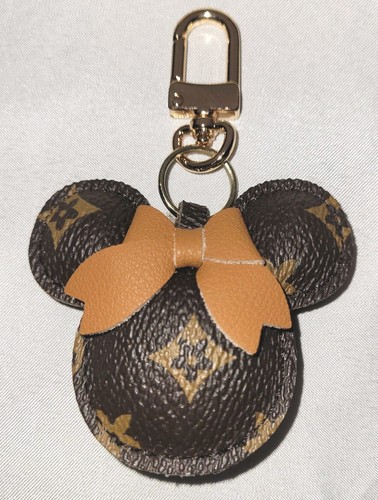 Llavero Minnie Mouse de imitación de cuero granulado con arco de gamuza y diseño geométrico - Imagen 4 de 4