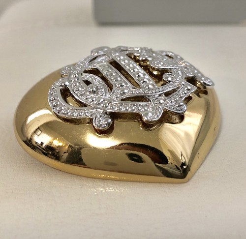 RARO Broche Corazón 3D Monograma Christian Dior Monograma Plata y Tono Dorado - Imagen 2 de 5