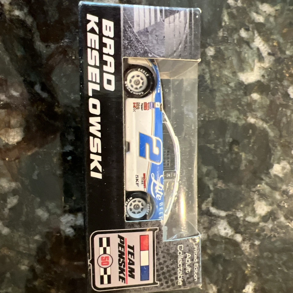 Brad Keselowski 2016 #2 Miller Lite Darlington Penske Fusion 1/64 Copa NASCAR Foto 2 de 4