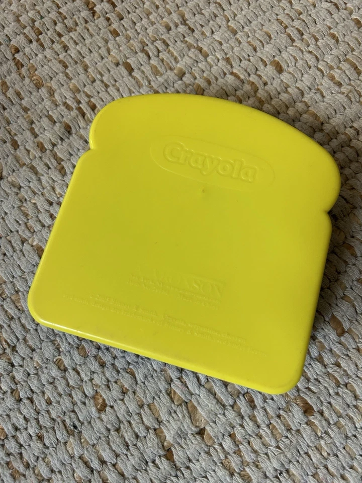 Caja de sándwiches de plástico Avengers con respaldo de crayola amarillo Foto 3 de 3