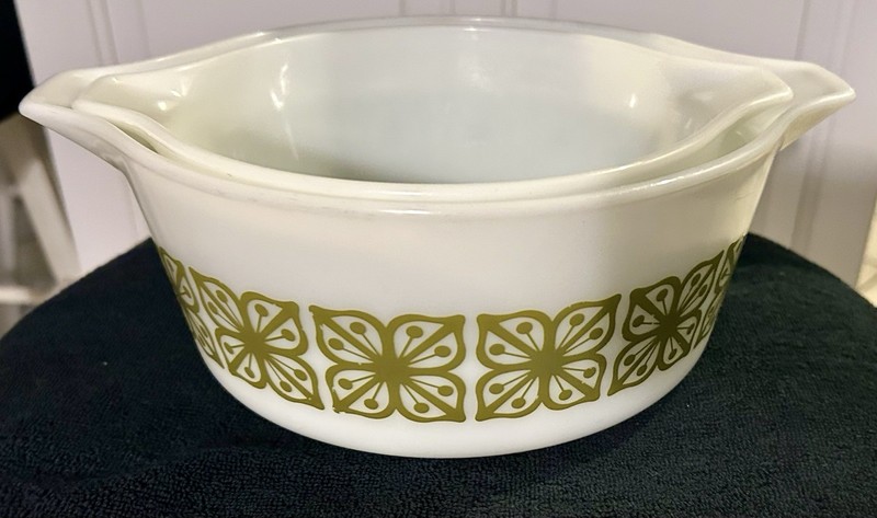 Vintage PYREX Set of 2 Round Mixing Bowls White Green Nesting Verde #474-B 475-B