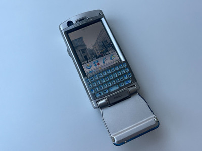 Rare Sony Ericsson P990 - 64 MB - Premium Silver (Unlocked) GSM vintage mobile