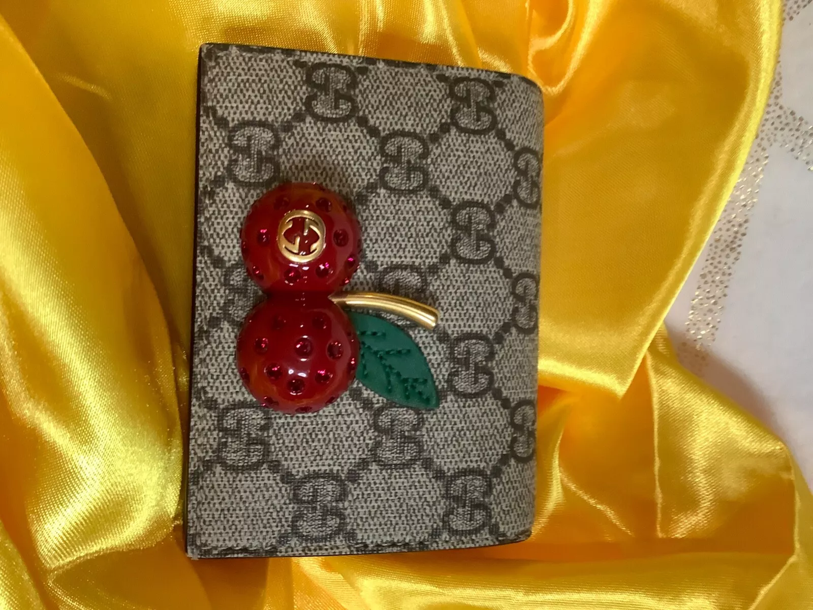 Étui carte gris suprême Gucci GG portefeuille avec cerise
