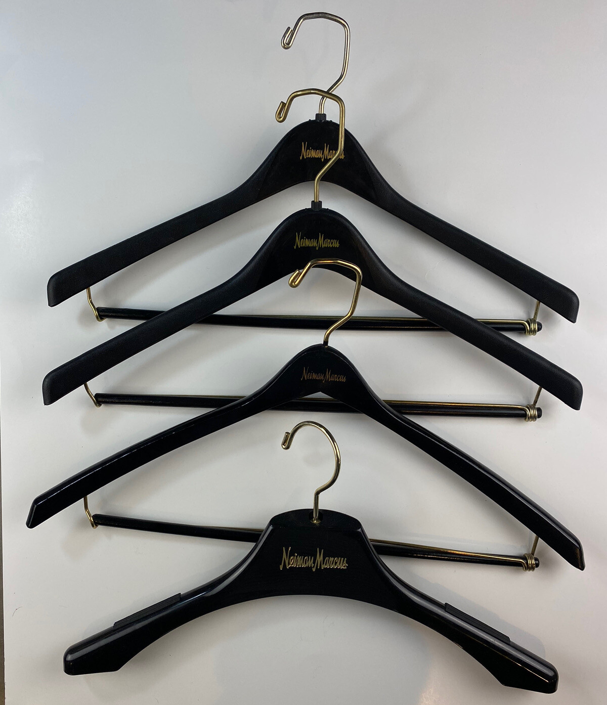 Neiman Marcus Hangers Assortimento di Giacca Blazer Tuta Cappotto Sportivo (Lotto di 4)